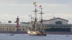 Корабль «Полтава» в центре Санкт-Петербурга накануне празднования Дня ВМФ