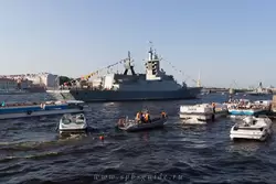 Прогулочные и военные корабли в день ВМФ в Санкт-Петербурге