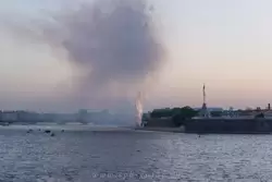 Салют в День ВМФ запускают с пляжа Петропавловской крепости