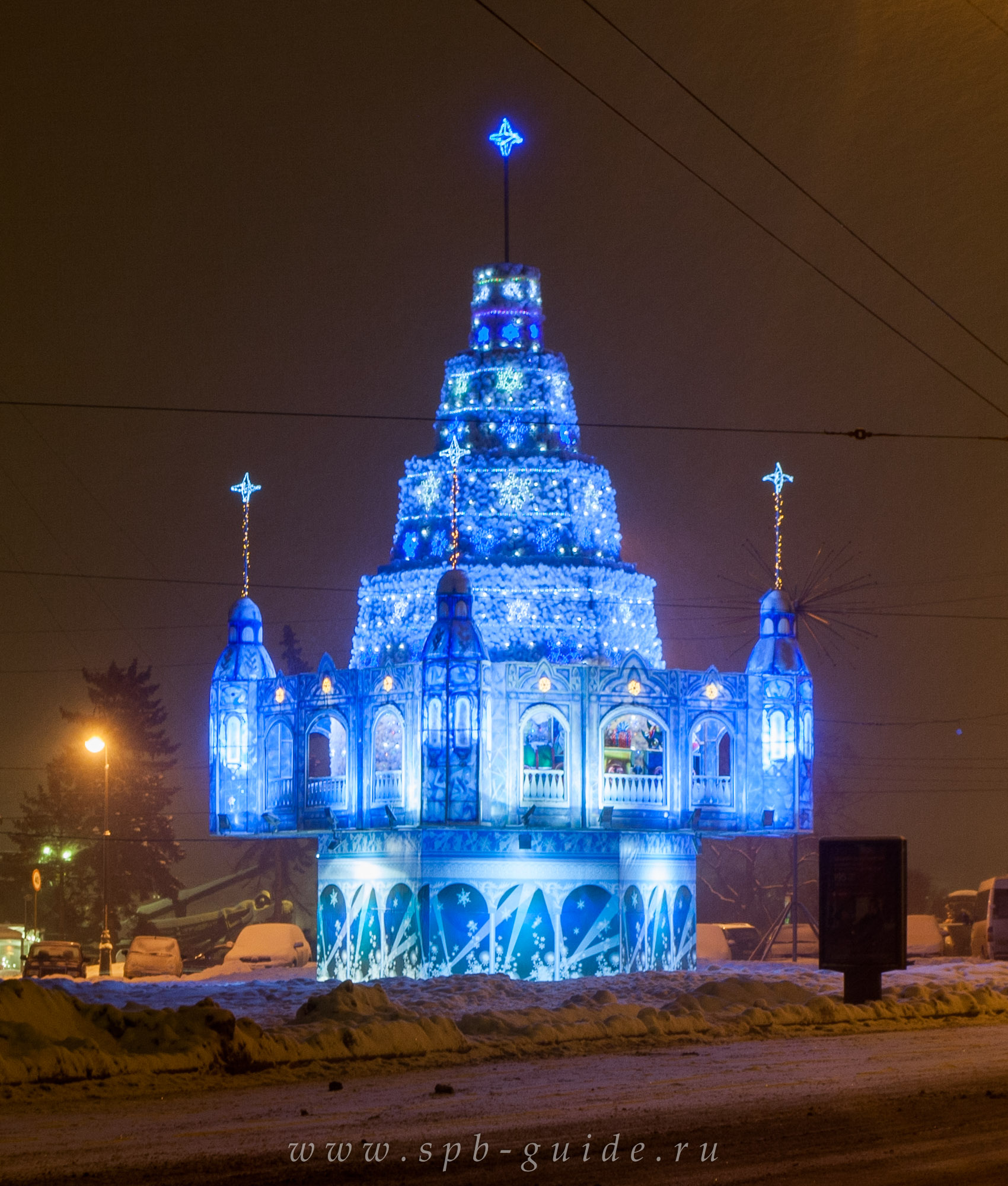 Новогодние украшения у Биржевого моста Новогодние украшения у Биржевого моста