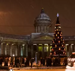 Новогодняя елка перед Казанским собором в Санкт-Петербурге