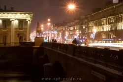 Аничков мост ночью
