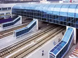 Ладожский вокзал, эскалаторы с платформ ведут в зал ожидания