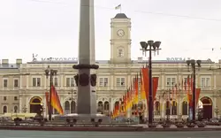 Московский вокзал в Санкт-Петербурге и праздничное оформление площади Восстания