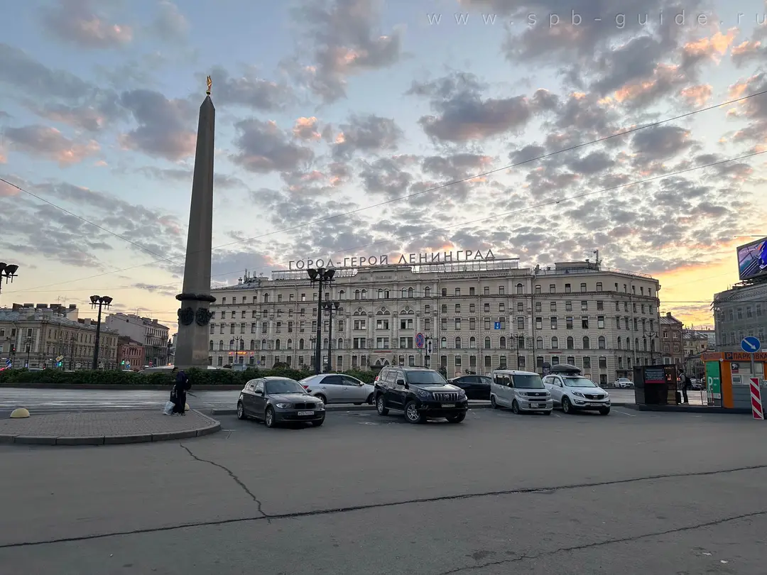 Обелиск «Город-герой Ленинград» и гостиница «Октябрьская» в Санкт-Петербурге в период Белых ночей Обелиск «Город-герой Ленинград» и гостиница «Октябрьская» в Санкт-Петербурге в период Белых ночей