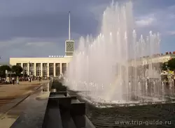 Финляндский вокзал в Санкт-Петербурге и фонтаны на площади Ленина
