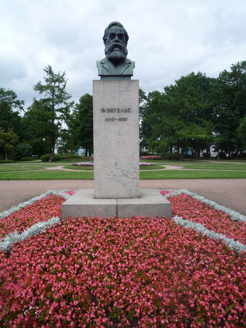 Памятник Фридриху Энгельсу в саду Смольного