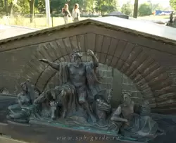 Скульптурная композиция на портике Биржи — «Мини город» в Санкт-Петербурге