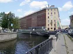 У Сенного моста канал Грибоедова выходит на Сенную площадь