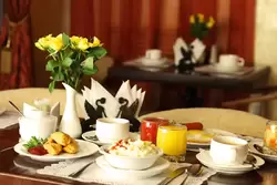 Завтрак «шведский стол» в гостинице «Династия» в Санкт-Петербурге