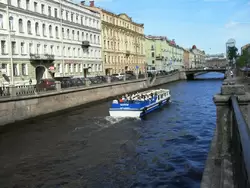 Прогулочный катер «Чарли» плывет по каналу Грибоедова