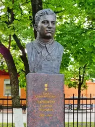 Памятник Герою Советского Союза Георгию Петровичу Ларионову у входа в среднюю школу № 5