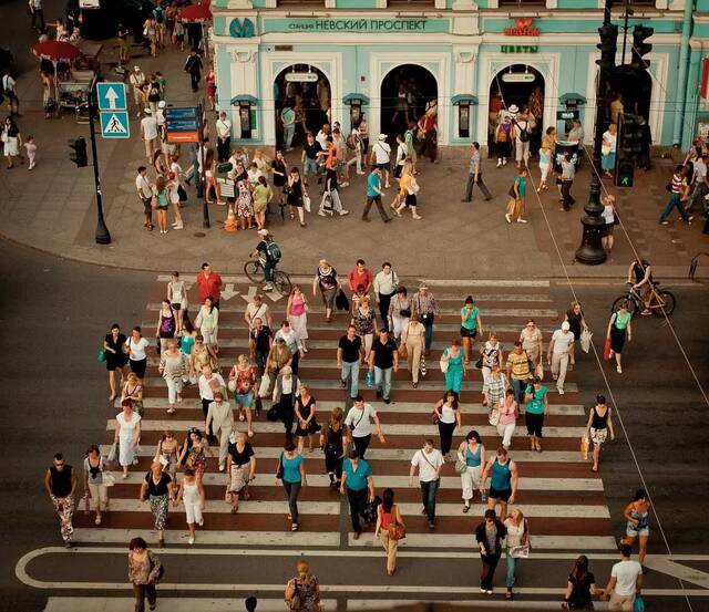 Экскурсии по крышам Санкт-Петербурга, вид на пешеходный переход у станции метро «Невский проспект»