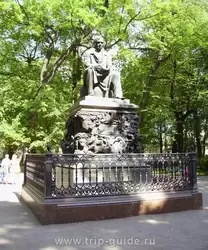 Памятник И.А. Крылову в Санкт-Петербурге