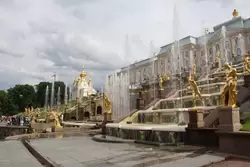 Большой дворец и каскад фонтанов