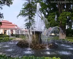 Петергоф, фонтан в саду Монплезир