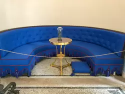 Экседра — комната с тремя нишами, синие полукруглые диваны повторяют форму стен
