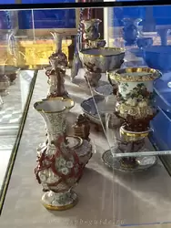 Коралловый сервиз — каждый предмет украшают веточки в виде кораллов, изготовлен специально для Царицына павильона на Императорском фарфором заводе в 1846 году