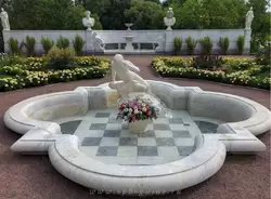 Скульптура «Нарцисс, любующийся своим отражением в воде» К. М. Климченко и бассейн с фонтаном-клош