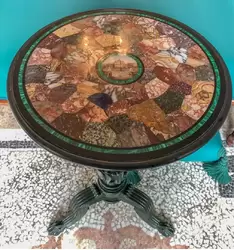Стол с покрытием из мозаики