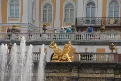 Большой дворец и статуи большого каскада фонтанов