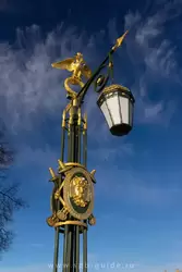 Медуза Горгона украшает фонарный столб на Пантелеймоновском мосту