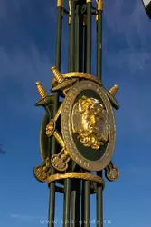 Медуза Горгона украшает фонарный столб на Пантелеймоновском мосту
