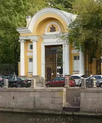 Парадные ворота РГПУ - бывший дворец графа К. Г. Разумовского