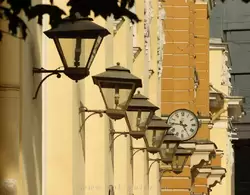 Фонари на здании Михайловского манежа