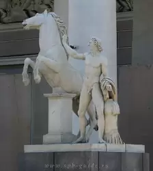 Статуя Диоскура перед Манежем