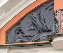 Барельеф на фасаде дома Олсуфьевых