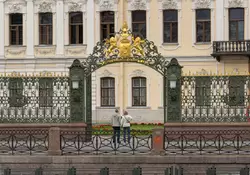 Ворота Шереметевского дворца в Санкт-Петербурге