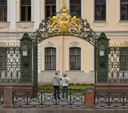 Ворота Шереметевского дворца