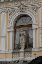 Цирк Чинизелли, скульптура Эвтерпы перед окном цирка