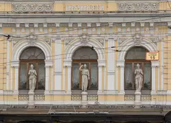 Скульптуры муз Эвтерпы (слева и справа) и Мельпомены (в центре)