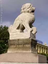 Китайские львы-собаки на Петровской набережной
