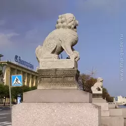 Китайские львы-собаки на Петровской набережной