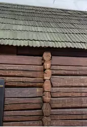 Крыша покрыта деревянными дощечками, имитирующими черепицу