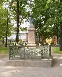 Памятник Петру I у музея «Домик Петра I»