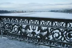 Ограду Благовещенского моста украшают морские кони — гиппокамы