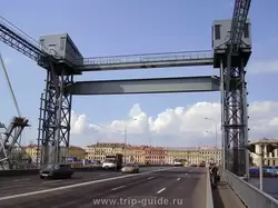 Разводной механизм на временном мосту Лейтенанта Шмидта
