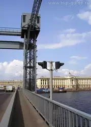 Светофор для кораблей на временном мосту Лейтенанта Шмидта