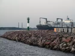 Дамба в Санкт-Петербурге, контейнеровоз «Maersk Nairobi», входящий в судопропускное сооружение