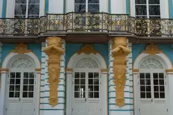 Павильон Эрмитаж — атланты держат балкончик