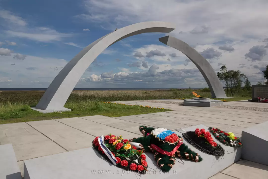 День Победы 9 мая, памятник «Разорванное кольцо» на Дороге жизни День Победы 9 мая, памятник «Разорванное кольцо» на Дороге жизни