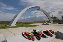 Блокада Ленинграда, памятник «Разорванное кольцо» на Дороге Жизни