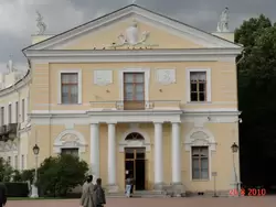 Здание Павловского дворца