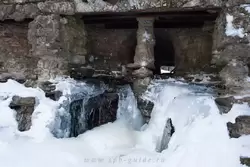 Ручей зимой под Руинным каскадом