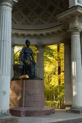 Памятник Марии Федоровне в Павильоне Росси