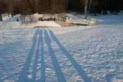 Длинные тени зимой на снегу и Чугунный мост